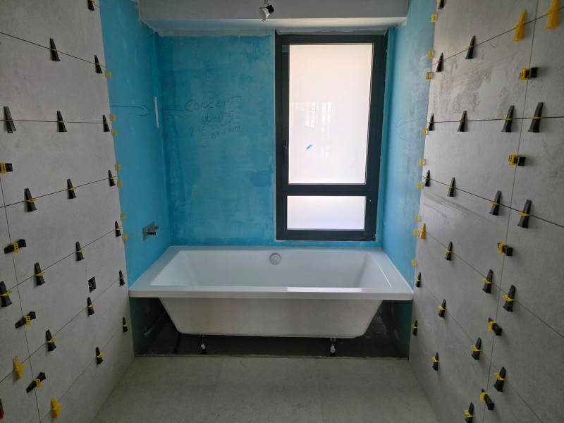 rénovation de salle de bain avec la pose d'une baignoire acrylique sur pied dans une villa à Fréjus Saint Raphaël